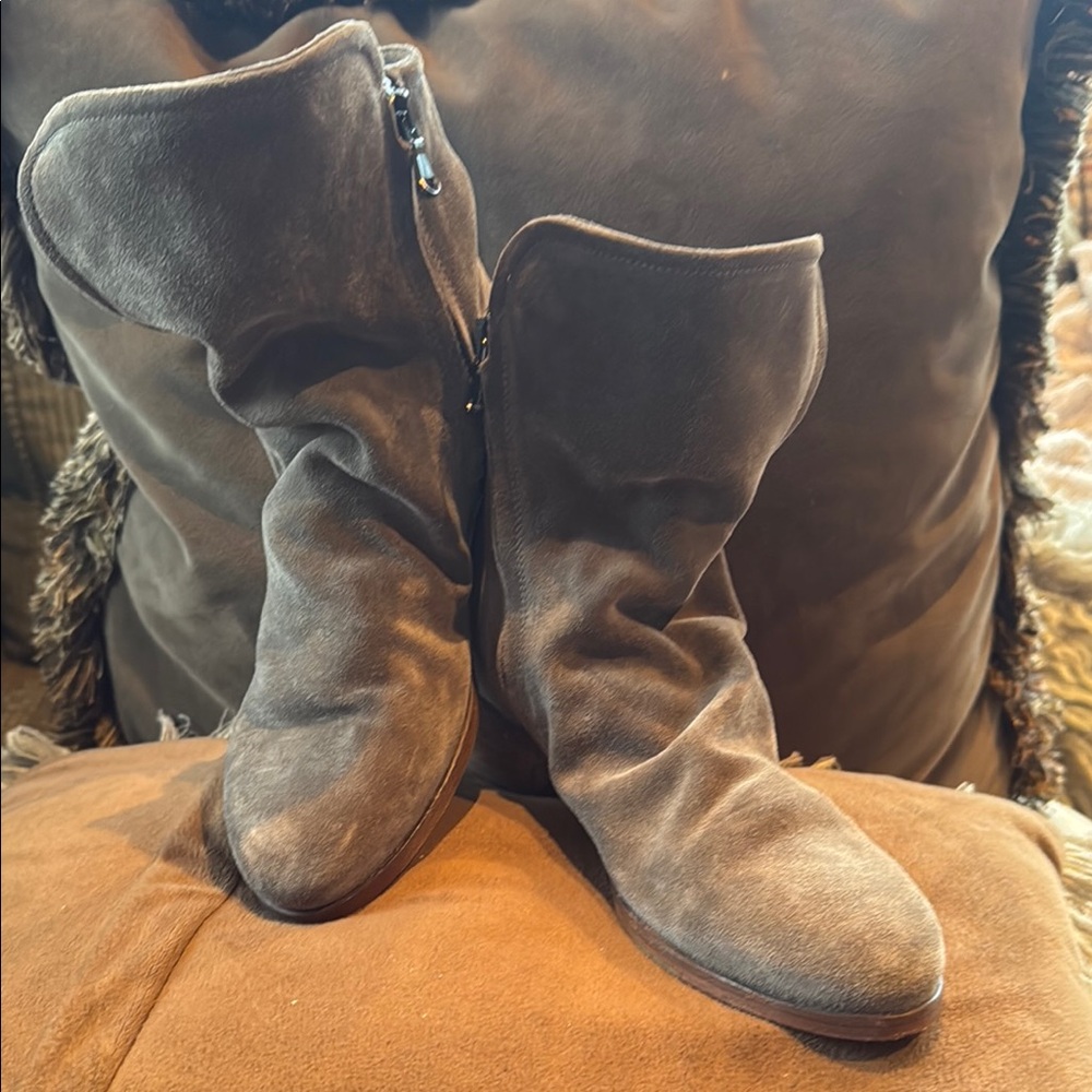 Like new Sundance Italian Suede zip up Slouch Boots with wooden heel and sole - Picture 2 of 16